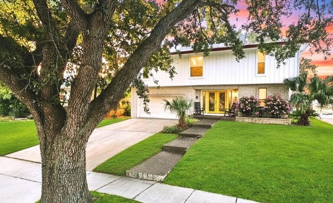 BEAUTIFUL WATERFRONT HOMES